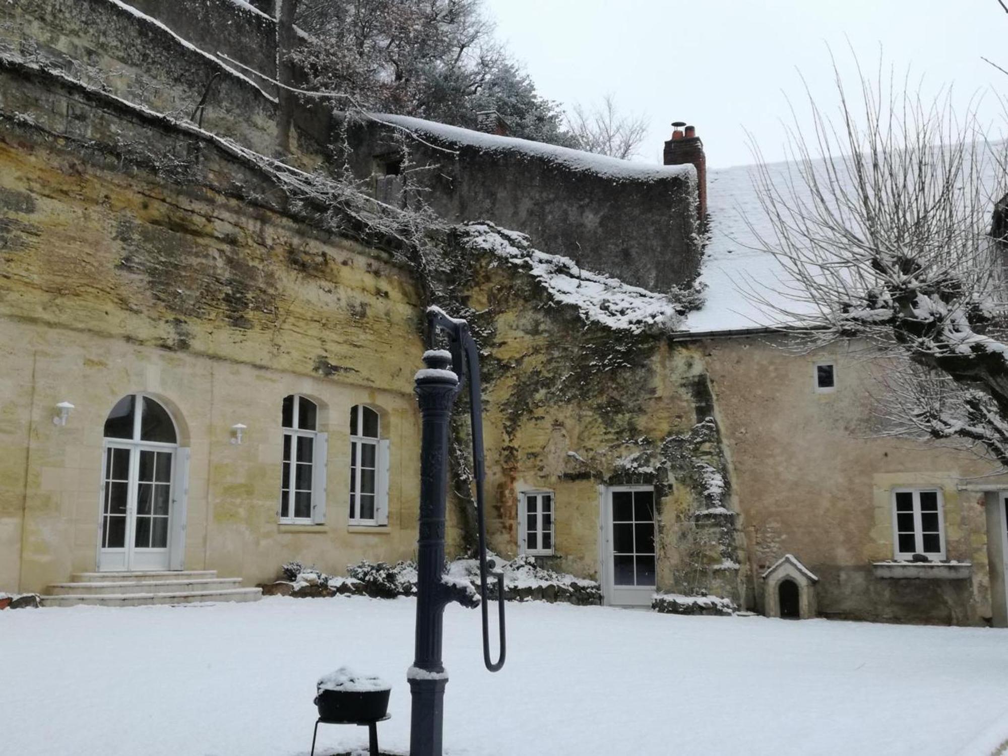 Maison Troglodyte Elegante Avec Spa, Salle De Jeux Et Jardin Clos A Vouvray - Fr-1-381-87 Zewnętrze zdjęcie